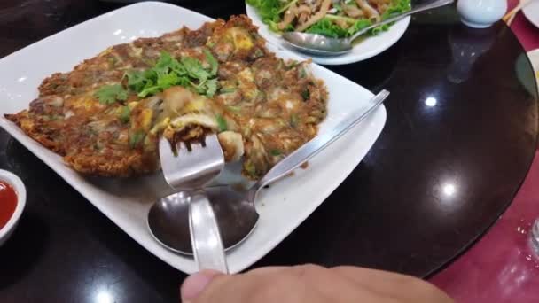 Oyster Omelete Com Broto Feijão Panela Quente Estilo Comida Asiática — Vídeo de Stock