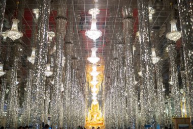  Tha Sung Tapınağı, Tayland 'da 100 metre camdan katedrali olan altın Buda..