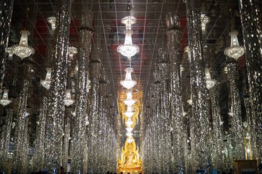  Tha Sung Tapınağı, Tayland 'da 100 metre camdan katedrali olan altın Buda..