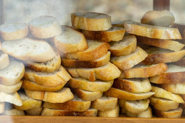 ขนมป งเปร ยวโฮมเบคสดๆ นขนมป งแยก — ภาพถ่ายสต็อก