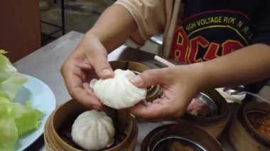 Dim sum, Dim Sum ahşap masada, üst görünüm ve metin girişi için alan, Dim Sum (Çin yemeği) buharda pişirilmiş bambu