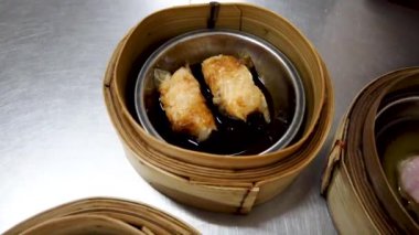 Dim sum, Dim Sum ahşap masada, üst görünüm ve metin girişi için alan, Dim Sum (Çin yemeği) buharda pişirilmiş bambu