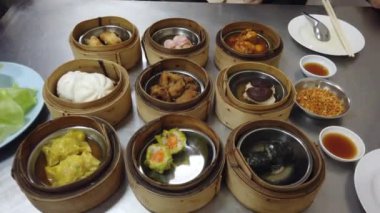 Dim sum, Dim Sum ahşap masada, üst görünüm ve metin girişi için alan, Dim Sum (Çin yemeği) buharda pişirilmiş bambu