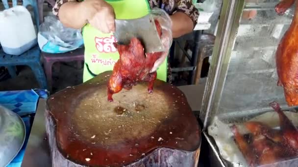女人用刀切多汁的鸭片 — 图库视频影像
