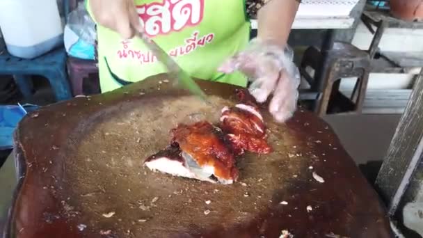 女人用刀切多汁的鸭片 — 图库视频影像