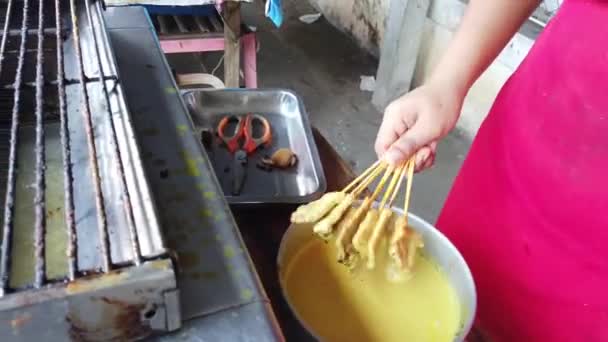 Sianliha Satay Kanssa Grillattua Sianlihaa Street Ruokaa Thaimaassa — kuvapankkivideo
