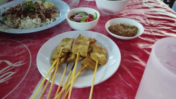 Χοιρινό Satay Ψημένο Χοιρινό Φαγητό Street Στην Ταϊλάνδη — Αρχείο Βίντεο
