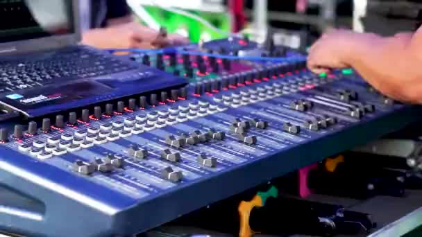 Der Tontechniker Arbeitet Bei Einem Konzert Chiang Mai — Stockvideo