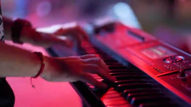 Musicien Joue Clavier Lors Concert Chiang Mai — Video