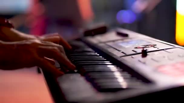 Müzisyen Chiang Mai Bir Konserde Klavye Çalıyor — Stok video