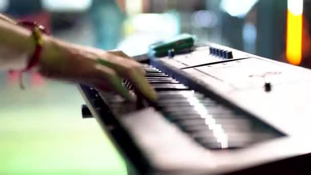 Musicien Joue Clavier Lors Concert Chiang Mai — Video