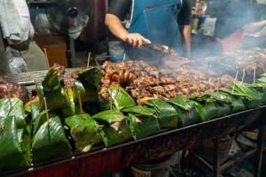 Kuzey usulü ızgara yemekler, Chiang Mai, Tayland 'daki yol kenarı lokantalarında popüler..