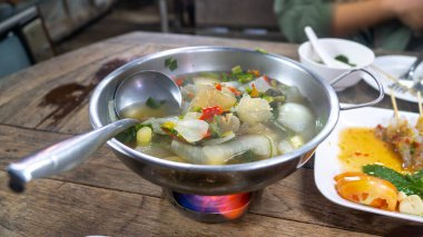 Baharatlı ve kaew çorbası baharatlı ve yoğun aromalı bir Tayland yemeğidir. Sıcak ve ekşi tadı ile tanınır ve Taylandlılar arasında favoridir..