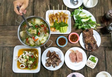 Baharatlı ve yoğun aromalı Tayland yemeği. Sıcak ve ekşi tadı ile tanınır ve Taylandlılar arasında favoridir..