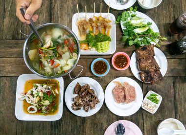 Baharatlı ve yoğun aromalı Tayland yemeği. Sıcak ve ekşi tadı ile tanınır ve Taylandlılar arasında favoridir..