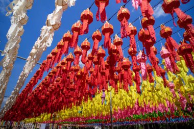 Fener Festivali veya Yi Peng Festivali Yüz Bin Fener 'de Tayland' ın Lamphun tapınağındaki Lanna tarzı geleneksel bir elbise giyen güzel bir Asyalı kızla.