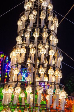 Fener Festivali veya Yi Peng Festivali Yüz Bin Fener 'de Tayland' ın Lamphun tapınağındaki Lanna tarzı geleneksel bir elbise giyen güzel bir Asyalı kızla.