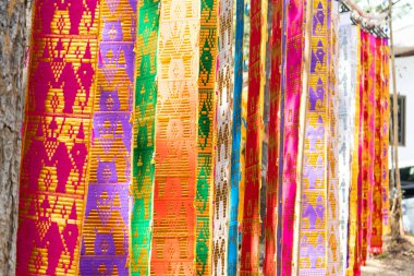 Tayland 'ın kuzeyindeki Chiang Mai' de mavi gökyüzünde Lanna Thai bayrağı..