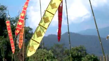 Tayland 'ın kuzeyindeki Chiang Mai' de mavi gökyüzünde Lanna Thai bayrağı..