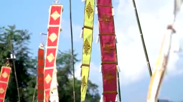 Tayland Kuzeyindeki Chiang Mai Mavi Gökyüzünde Lanna Thai Bayrağı — Stok video