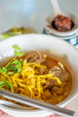 Khao Soi Gai, Lamphun 'daki Lamai Khao Soi restoranında servis edilen bir yemek..