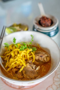 Khao Soi Gai, Lamphun 'daki Lamai Khao Soi restoranında servis edilen bir yemek..