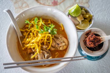 Khao Soi Gai, Lamphun 'daki Lamai Khao Soi restoranında servis edilen bir yemek..