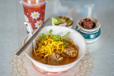 Khao Soi Gai, Lamphun 'daki Lamai Khao Soi restoranında servis edilen bir yemek..