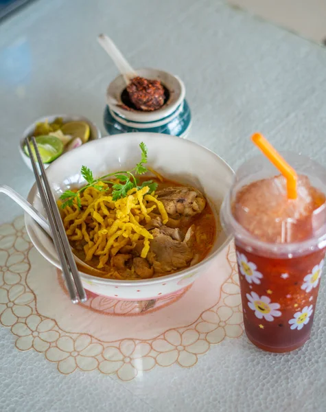 Khao Soi Gai, Lamphun 'daki Lamai Khao Soi restoranında servis edilen bir yemek..