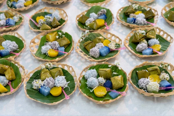 Makanan Penutup Manis Thailand Pada Piring Tradisional Jelly Santan Bunga Stok Gambar Bebas Royalti