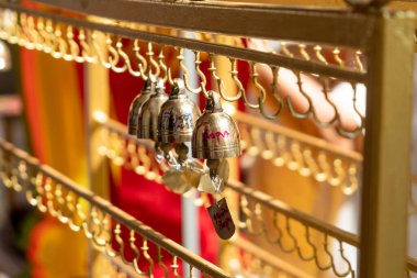 Budizm 'in kaderini belirlemek için kullanılan küçük çekiçlerin arasında..