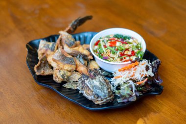 Pla Kapong Tod Nam Pla - Balık soslu kızarmış deniz pirinci, baharatlı mango salatası ve deniz ürünleri sosuyla servis