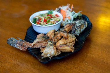 Pla Kapong Tod Nam Pla - Balık soslu kızarmış deniz pirinci, baharatlı mango salatası ve deniz ürünleri sosuyla servis