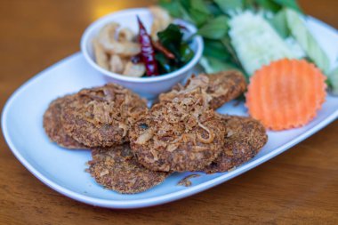 Larb Moo Tod, Tayland usulü kızarmış domuz eti ve sebze köftesi.