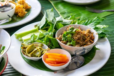 Tayland yemeği baharatlı kıymalı balık salatası, taze sebzeli.