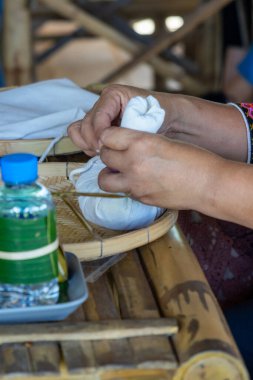 Terapi masajı için şifalı otlar ve spa tedavisi için doğal spa spreyi.