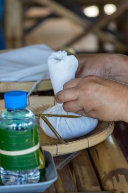 Terapi masajı için şifalı otlar ve spa tedavisi için doğal spa spreyi.