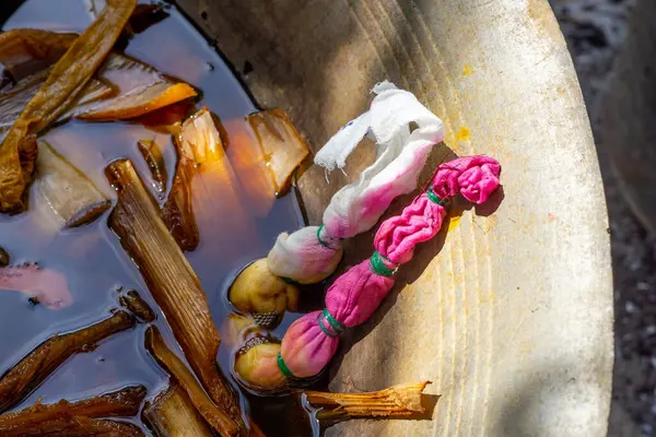 Bahçede plastik ipe asılı doğal renk boya tişörtü, açık hava gün ışığı, Tayland 'da doğal renk boyama atölyesi