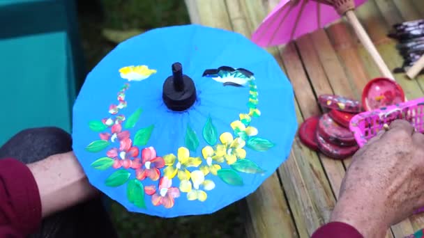 Paraplymålning Handgjort Tygparaply Bosang Paraply Chiang Mai Thailand — Stockvideo