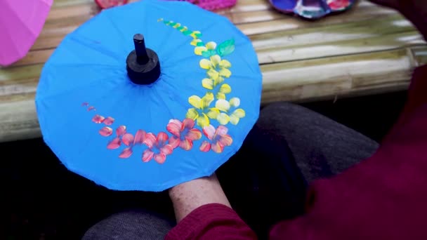 泰国清迈的伞形绘画 手工面料伞 波尚伞 — 图库视频影像