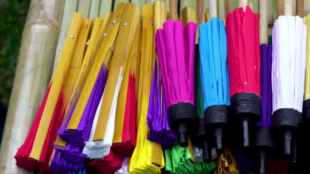 Schöne Farbe Des Papierschirms Traditionelle Handgefertigte Regenschirm Ein Produkt Das — Stockvideo