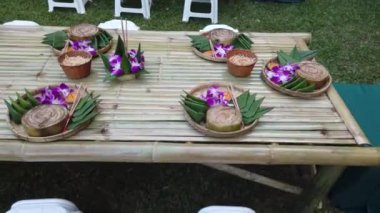 Krathong, yüzen kısımdan yapılmış el yapımı yüzen mum yeşil yapraklı çiçekler ve Tayland 'daki Loy Krathong festivali için birçok yaratıcı malzeme ile dekore edilmiş.