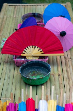 Kağıt fan yer işaretleyicili masa ayarları