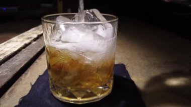 Profesyonel bir barmene yaklaşmak, bir alkoliği karıştırmaktır.