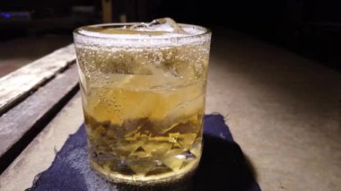 Profesyonel bir barmene yaklaşmak, bir alkoliği karıştırmaktır.