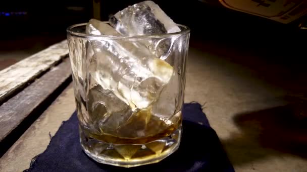Nahaufnahme Eines Professionellen Barkeepers Vermischt Einen Alkoholiker — Stockvideo
