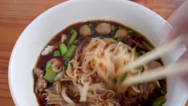 Σούπερ Νόστιμο Noodle Κοκκινιστό Βόειο Κρέας Και Κρέας Μπάλα — Αρχείο Βίντεο