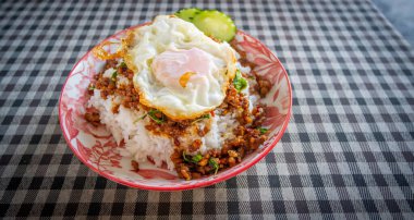 Tayland yemeği, kızarmış fesleğen, domuz eti ve sahanda yumurta Tayland yemekleri, orijinal Tayland yemeği konsepti..