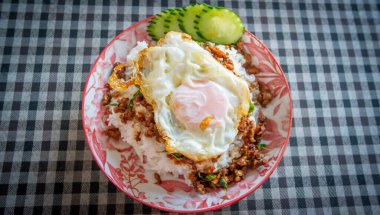 Tayland yemeği, kızarmış fesleğen, domuz eti ve sahanda yumurta Tayland yemekleri, orijinal Tayland yemeği konsepti..