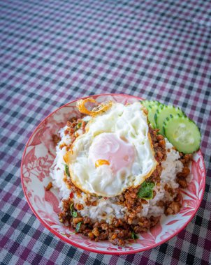 Tayland yemeği, kızarmış fesleğen, domuz eti ve sahanda yumurta Tayland yemekleri, orijinal Tayland yemeği konsepti..